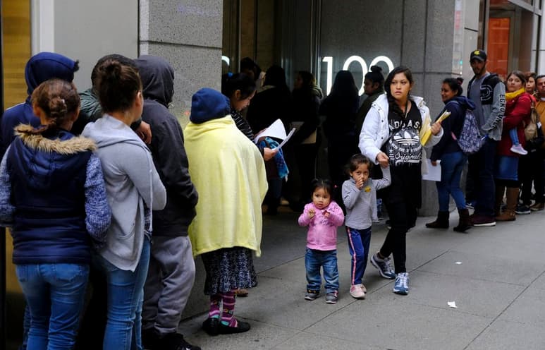 El lunes entraron en vigor nuevas normas que inhabilitan a las personas para sacar la residencia permanente si han recibido beneficios del Gobierno. (AP) 