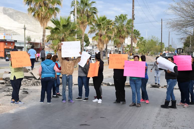 Vecinos de la colonia Lázaro Cárdenas reclamaron por la perforación de un nuevo pozo en beneficio de Torreón Jardín; temen que presión en su sector se vea mermada por aumento en extracción. (FERNANDO COMPEÁN)
