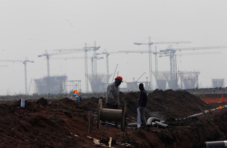 Durante la construcción de la barda perimetral y la ejecución de obras pluviales en el cancelado aeropuerto de Texcoco, proyecto emblema del expresidente Enrique Peña Nieto, la Secretaría de la Defensa Nacional (Sedena) contrató a 45 empresas fantasma. (ARCHIVO)