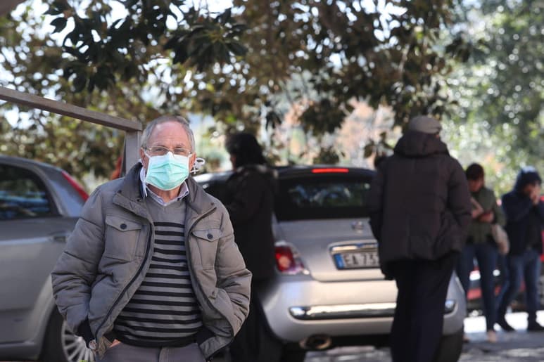 La OMS, en una nueva publicación sobre mitos respecto al coronavirus Covid-19 señala que las personas de la tercera edad, gente con asma, diabetes y males cardiacos son 'aparentemente' más vulnerables a contraer el virus. (ARCHIVO)