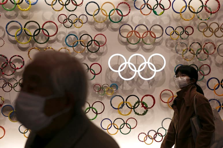 Un par de personas con cubrebocas visitan el recién inaugurado Museo Olímpico de Japón, en Tokio. (AP)