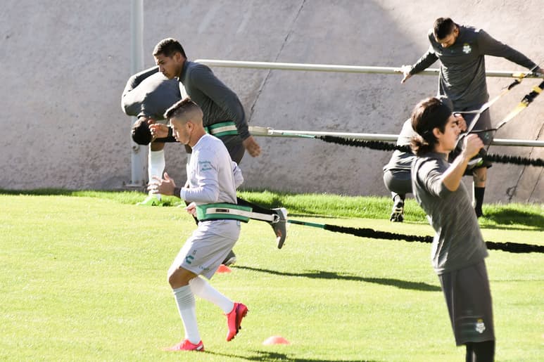 Tras un día de descanso Santos regresó a los entrenamientos para preparar su duelo del domingo ante Atlas; Brian Lozano (i) habló de que el equipo va 'de menos a más', destacando lo fuerte que es como local. (Erick Sotomayor)