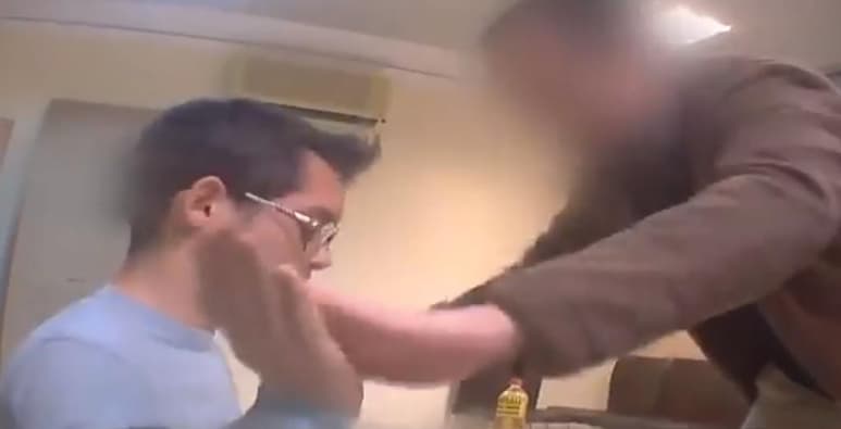 A escondidas, el hombre consiguió grabar el 'ritual' para después compartirlo en redes sociales (CAPTURA)