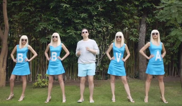 El comercial muestra a los integrantes de Plastilina Mosh cantar la pronunciación del nuevo nombre del banco (CAPTURA)