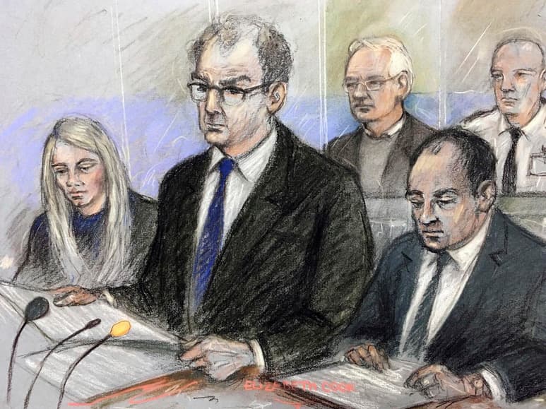 Su abogado, Edward Fitzgerald, argumentó que el tratado británico-estadounidense de 2003 'prohíbe expresamente' la entrega por 'delitos de carácter político'. (AP)