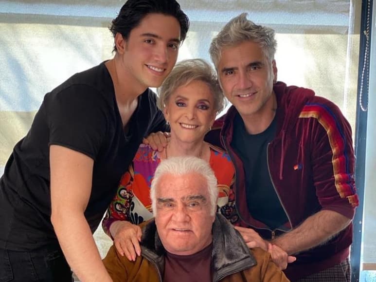 Juntos. Vicente Fernández, su esposa, su hijo y su nieto, posan en la fotografía. (ESPECIAL)