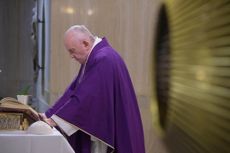 Francisco está enfermo y no asistió a una misa prevista el jueves con religiosos de Roma. (EFE)