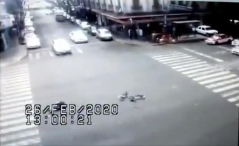 Por la tarde, se difundió en redes sociales un video en el cual se observa cómo un camión perteneciente a la Secretaría de la Defensa Nacional (Sedena) atropella a un ciclista que circulaba sobre el Eje-1 Norte, en el cruce con la calle Alzate, en las inmediaciones de la colonia Santa María La Rivera, en la alcaldía Cuauhtémoc. (ESPECIAL)