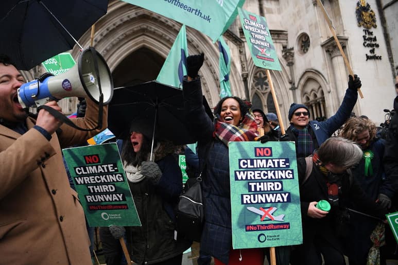 Declaró que la ampliación del aeropuerto de Heathrow es ilegal porque el Gobierno de Reino Unido no tuvo en cuenta el Acuerdo del Clima de París. (EFE)