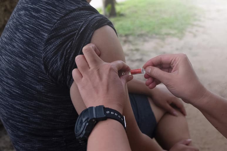Médicos estadounidenses, legisladores y activistas han pedido a la Oficina de Aduanas y Protección Fronteriza de Estados Unidos (conocida como CBP, por sus siglas en inglés) que vacune a los migrantes para evitar enfermedades y muertes. (ARCHIVO)