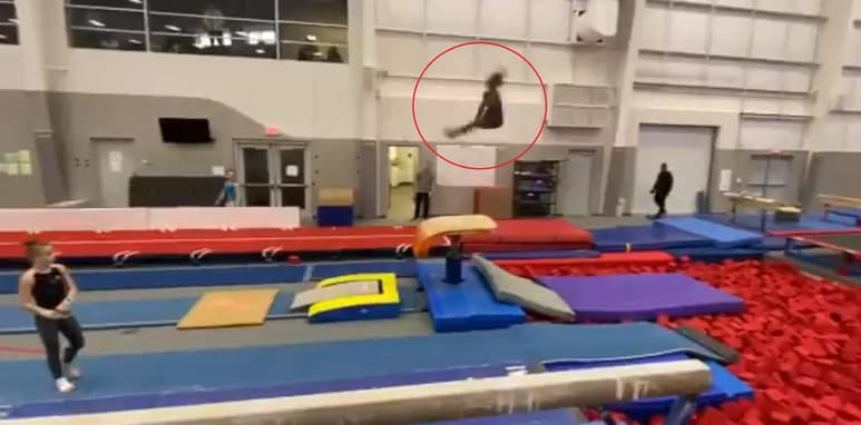 La aclamada gimnasta sorprendió al público con el video de su práctica, el cual compartió a través de su perfil en Twitter.