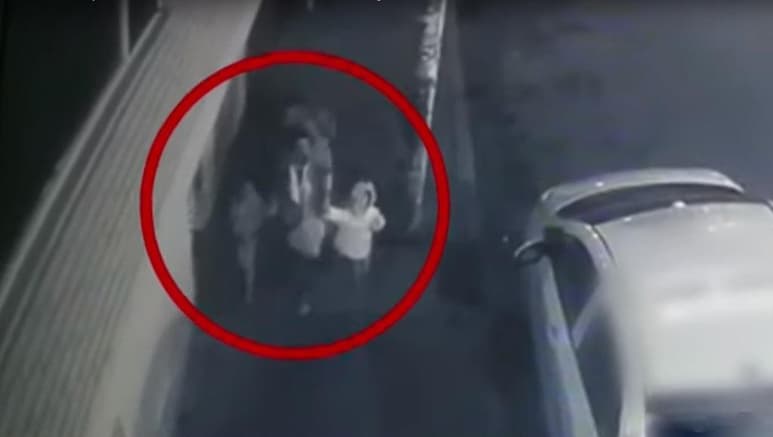 La escena quedó registrada por cámaras de seguridad de la zona, en Bogotá (CAPTURA)