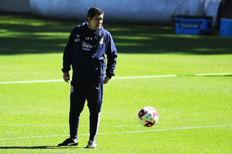 Hoy, Luis Fernando Tena confirmó que Calderón y Antuna no participarán con el primer equipo este fin de semana, por lo que verán acción en la Sub 20. (ARCHIVO)
