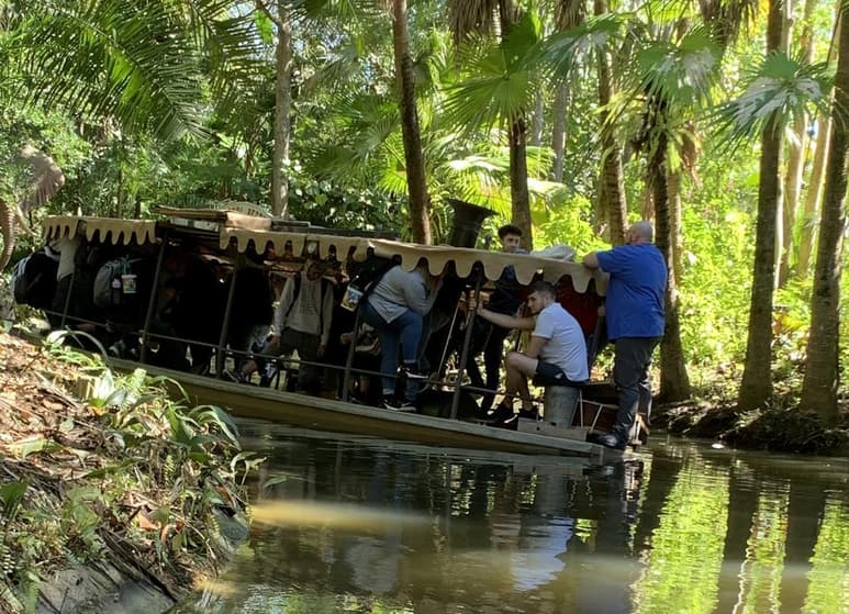 Uno de los botes, llamado 'Bomokandi Bertha', comenzó a hacer agua con los pasajeros dentro, según dieron cuenta en redes sociales los propios turistas, que lograron saltar a tierra firme con seguridad. (ESPECIAL)
