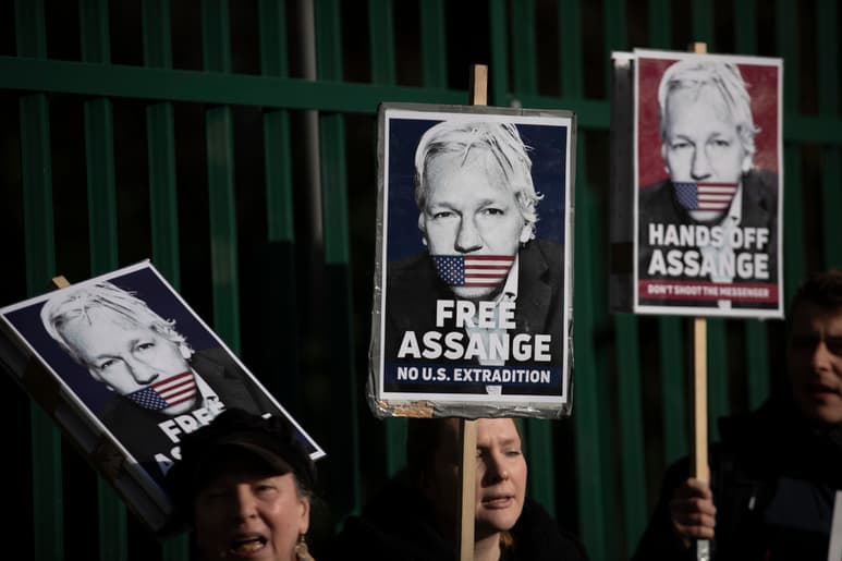 Assange se queja de que en ese sitio no escucha bien y que no se puede concentrar en el proceso. (ARCHIVO)