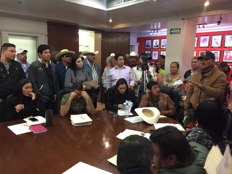Los inconformes del ejido Jabonoso dialogaron con los regidores una vez que concluyó la sesión de cabildo del Ayuntamiento. (EL SIGLO DE TORREÓN/ANGÉLICA SANDOVAL)