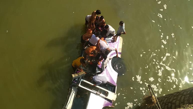 El conductor del autobús perdió el control del vehículo cruzando un puente. (INTERNET)
