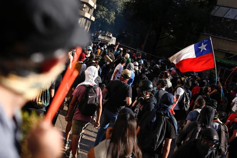 El ministro de Salud de Chile, Jaime Mañalich, dijo este viernes que dado el contexto de protestas que vive el país, con constantes manifestaciones en las calles, prohibir las concentraciones de gente como prevención ante el coronavirus sería 'absurdo'. (ARCHIVO)