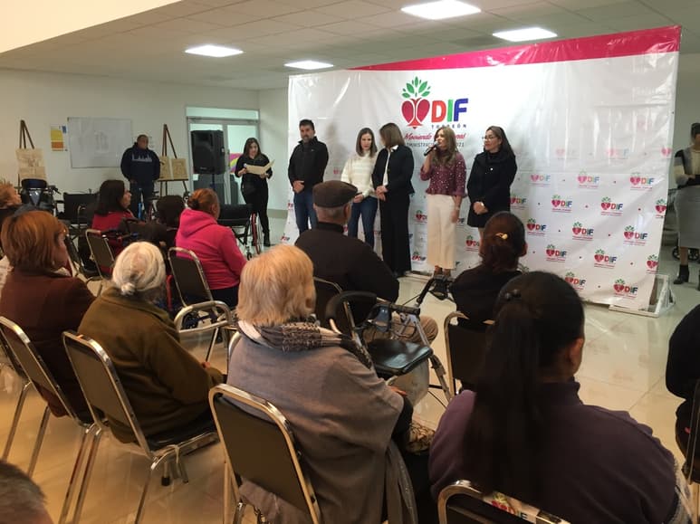 Entrega DIF Torreón sillas de ruedas y equipo ortopédico.