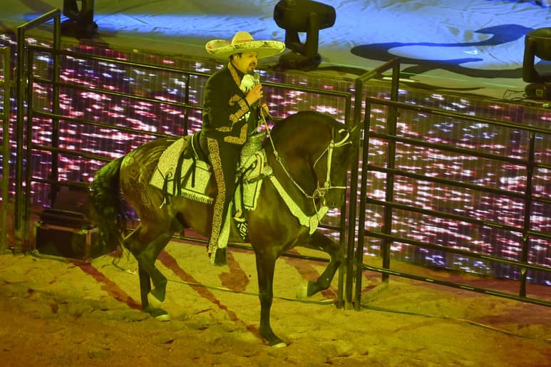 Entregado. El cierre del Jaripeo sin fronteras quedó a cargo de Pepe Aguilar, que irrumpió con todo en el escenario. (EL SIGLO DE TORREÓN/Ernesto Ramírez)