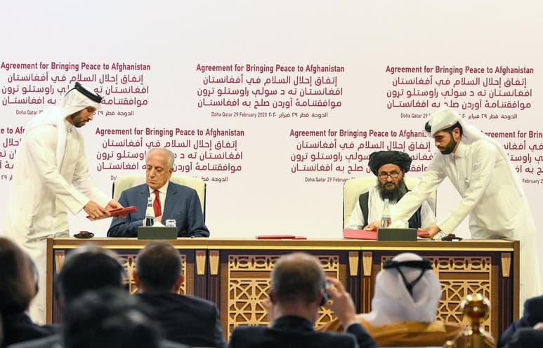 El pacto fue firmado por el representante especial de Estados Unidos para la paz, Zalmay Khalilzad, y el líder talibán, mulá Abdul Ghani Baradar.
(EFE)