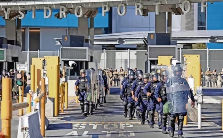 'También estamos pensando en la frontera sur, sí, estamos pensando en (restringir la entrada al país desde) la frontera sur', dijo Trump durante una rueda de prensa en la Casa Blanca.  (ARCHIVO)