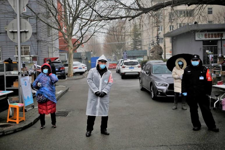 El número de personas de las que se sospecha que están infectadas por el nuevo coronavirus se sitúa actualmente en 851. (EFE)