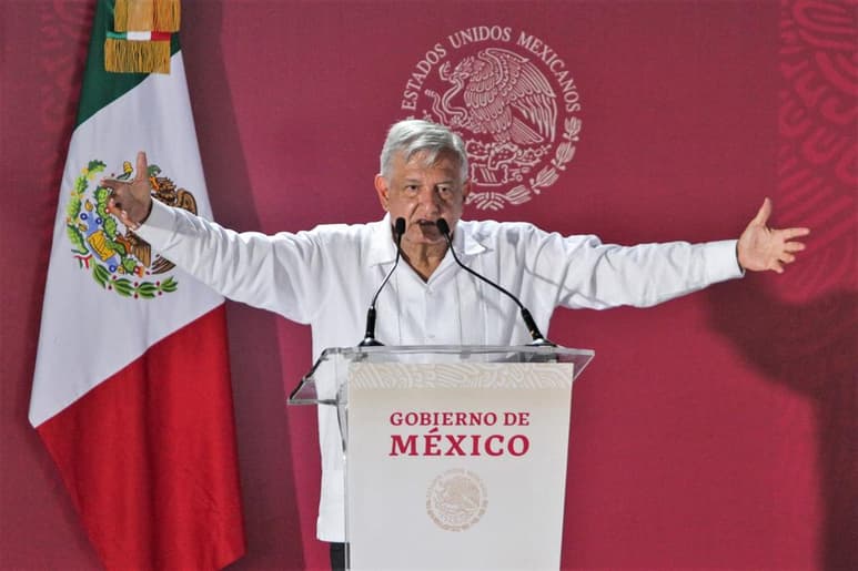 El presidente pidió a sus paisanos no avergonzarse de su cultura, de sus tradiciones ni de su forma de hablar y acusó que en la Ciudad de México hay personas que se burlan. (NOTIMEX)