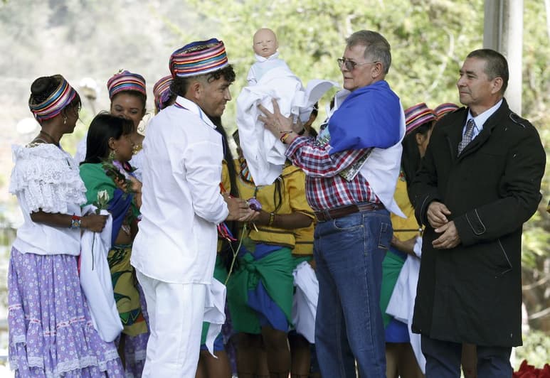 En el 'ritual del perdón', que estuvo acompañado por la Misión de la ONU en Colombia, participaron varios exjefes guerrilleros. (EFE)