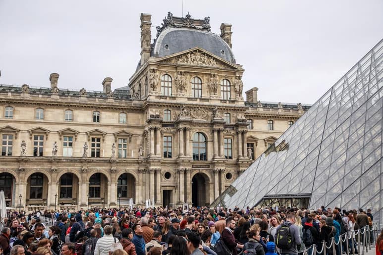 El Museo parisino del Louvre no abrió este domingo sus puertas porque sus empleados, preocupados por la epidemia de coronavirus, se acogieron a su derecho de no trabajar ante una situación de peligro. (ARCHIVO)