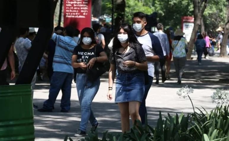 Adolfo, quien se dedica al negocio familiar de ofrecer dulces típicos a los turistas que visitan Chapultepec, contó que no cree que los cubrebocas funcionen puesto que las personas eventualmente se los tienen que retirar para comer o para respirar mejor, por lo que no le encuentra sentido a utilizarlos. (EL UNIVERSAL)