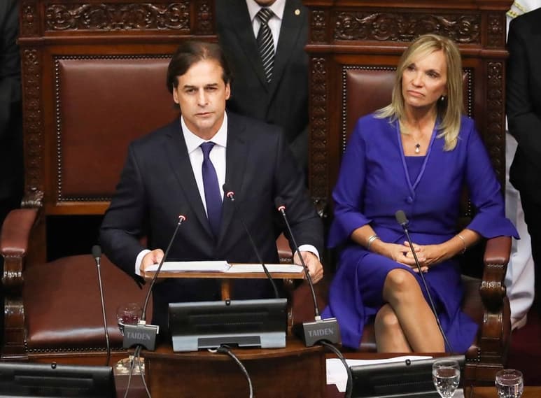 Luis Lacalle Pou durante su discurso de investidura ante la Asamblea General junto a la vicepresidenta, Beatriz Argimón (d). (EFE)