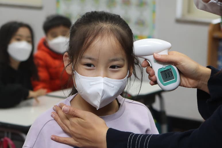 Ante el avance de la epidemia, el Gobierno surcoreano decidió hoy retrasar el inicio del curso académico, que originalmente debía arrancar este lunes, en centros de preescolar, primaria y secundaria. (ARCHIVO)