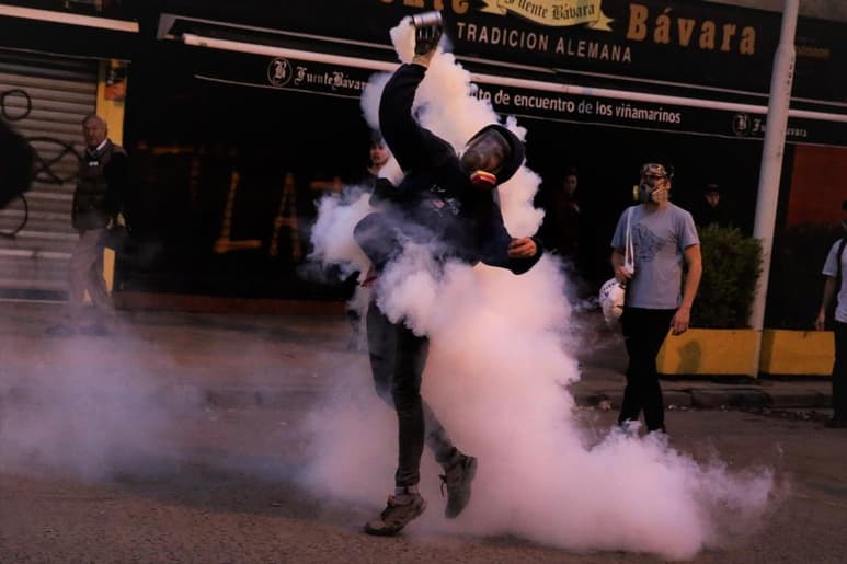 Con cortes de tráfico, barricadas callejeras, un autobús quemado y una persona atropellada comenzó Chile el primer lunes de marzo, que supone el regreso a la actividad tras el verano austral. (ARCHIVO)