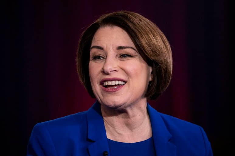 La senadora estadounidense Amy Klobuchar anunció este lunes su retirada de la carrera por la candidatura demócrata. (EFE)