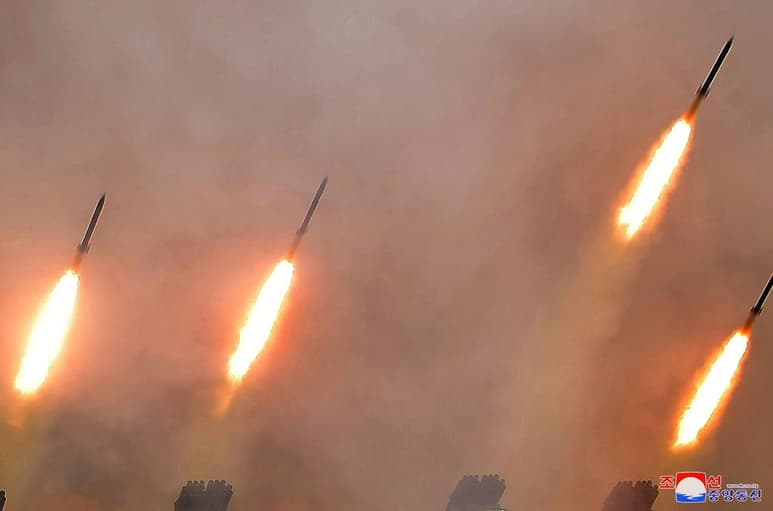 Según la agencia oficial norcoreana KCNA, la prueba demostró la 'precisión' en el lanzamiento de proyectiles, pero no especificó desde dónde se llevó a cabo ni el tipo de armamento utilizado. (EFE)