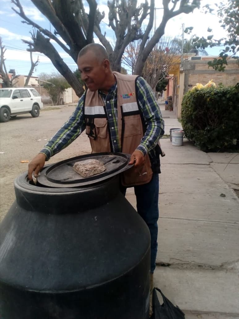 Siguen realizando acciones de prevención de dengue y otras enfermedades, pues el año pasado se presentaron casos en La Laguna. (EL SIGLO DE TORREÓN)