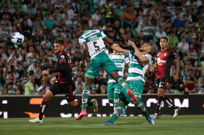 Tras un choque con Félix Torres, Matheus Dória sufrió fractura de la nariz, en el duelo del domingo frente al Atlas. (JORGE MARTÍNEZ)