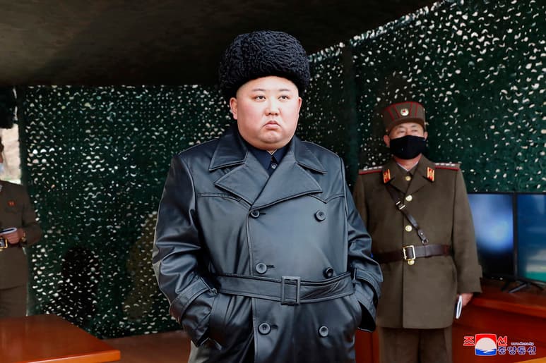 El líder norcoreano, Kim Jong-un, supervisó el lanzamiento de los misiles. (AP)
