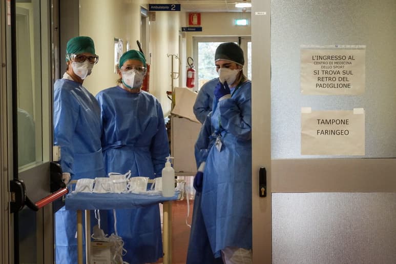 Italia tiene 149 recuperados de la enfermedad, pero las cifras de afectados y víctimas mortales marcan un punto de inflexión. (EFE)