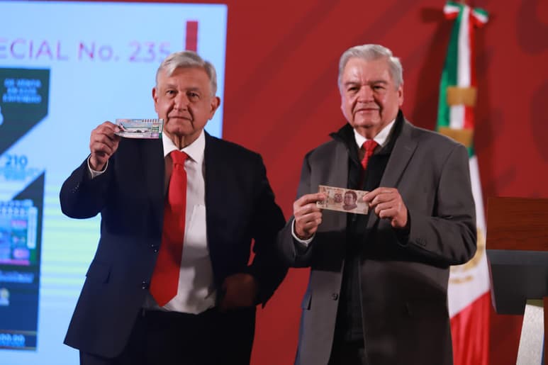 El presidente afirmó: “si me gano el premio de 20 millones será para becas, la mayoría de los estudiantes de preparatoria ya tienen su beca, pero será para eso”. (NOTIMEX)