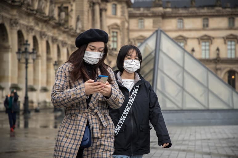 El presidente francés, Emmanuel Macron, anunció este martes que su Gobierno ha requisado todas las existencias de mascarillas del país para reservarlas para el personal sanitario y los contagiados del coronavirus. (ARCHIVO)
