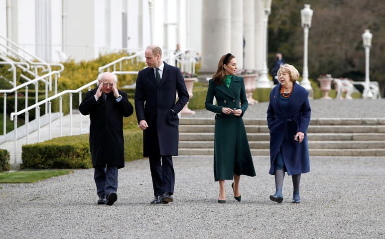 Los duques de Cambridge (centro) visitaron la República de Irlanda tras la renuncia a la familia real de los duques de Sussex. (EFE)