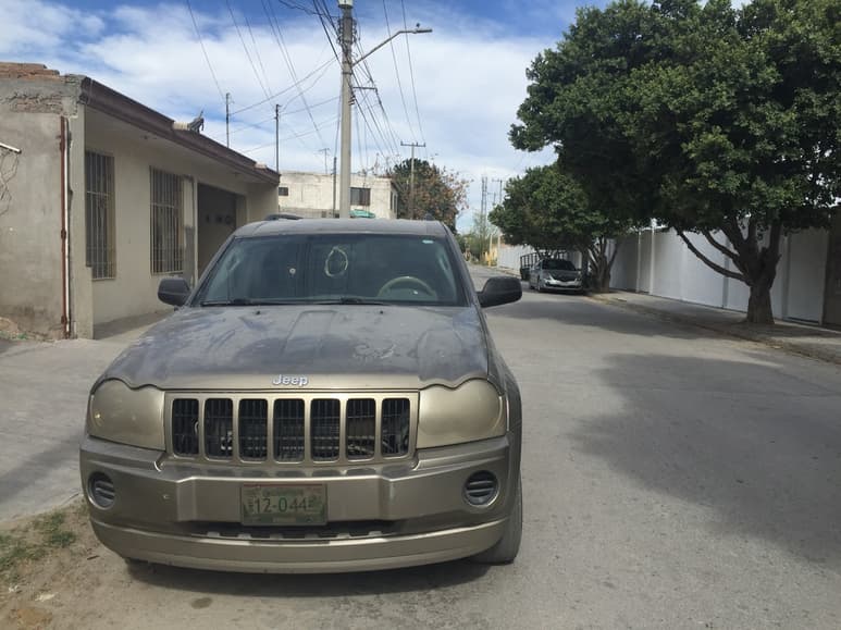 Desde hace más de una semana, los vecinos de la colonia Las Luisas en Torreón sufren la presencia de polvo de cemento. (GUADALUPE MIRANDA)