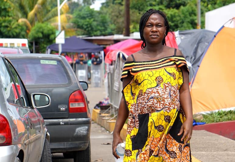 Los africanos que quieren pedir asilo en Estados Unidos a menudo viajan por aire a América del Sur. (ARCHIVO)