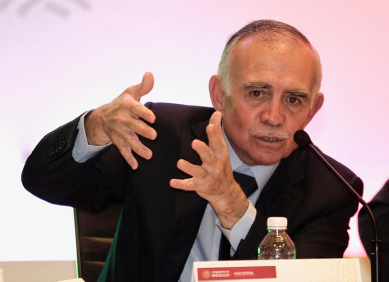 Alfonso Romo, jefe de oficina de la Presidencia mexicana, negó este martes ser responsable de un conflicto de interés o ambiental tras una investigación periodística internacional que lo acusa de irregularidades y de dañar un acuífero con sus negocios privados en Yucatán, en el sureste del país. (EFE)