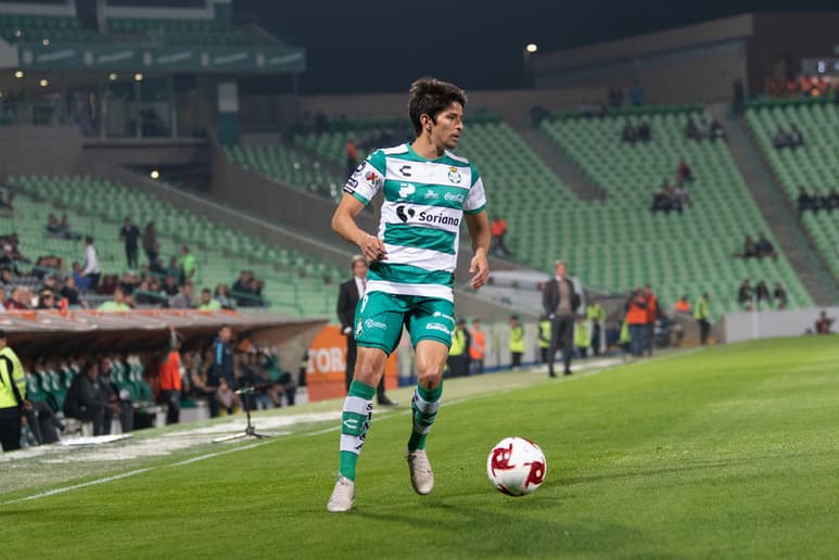 Jugar como volante por derecha en la actual campaña, le ha dado al 'Charal' Orrantia un mejor desempeño en la cancha. (ARCHIVO)