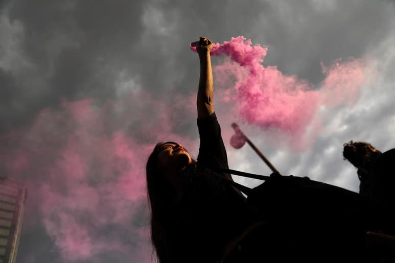 En Jalisco, la marcha por el Día Internacional de la Mujer sumará a colectivos de familias de personas desaparecidas y de víctimas de feminicidio, además, las organizaciones reiteraron que funcionarias que representen a partidos políticos no son bienvenidas al contingente. (EFE)