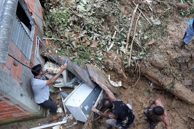 El número de muertos por las fuertes lluvias que castigaron el litoral de Sao Paulo los últimos días subió de 18 a 21, entre ellos tres niños y un bebé de 10 meses. (EFE) 