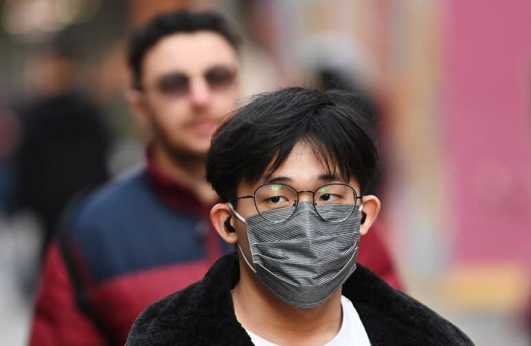 La policía británica busca a cuatro sospechosos por un presunto ataque racista a un joven asiático en el centro de Londres motivado por el temor a la expansión del coronavirus. (ARCHIVO) 
